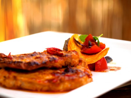 mézes-chillis steak, mentás-bazsalikomos paradicsomsalátával...burgonyachips...